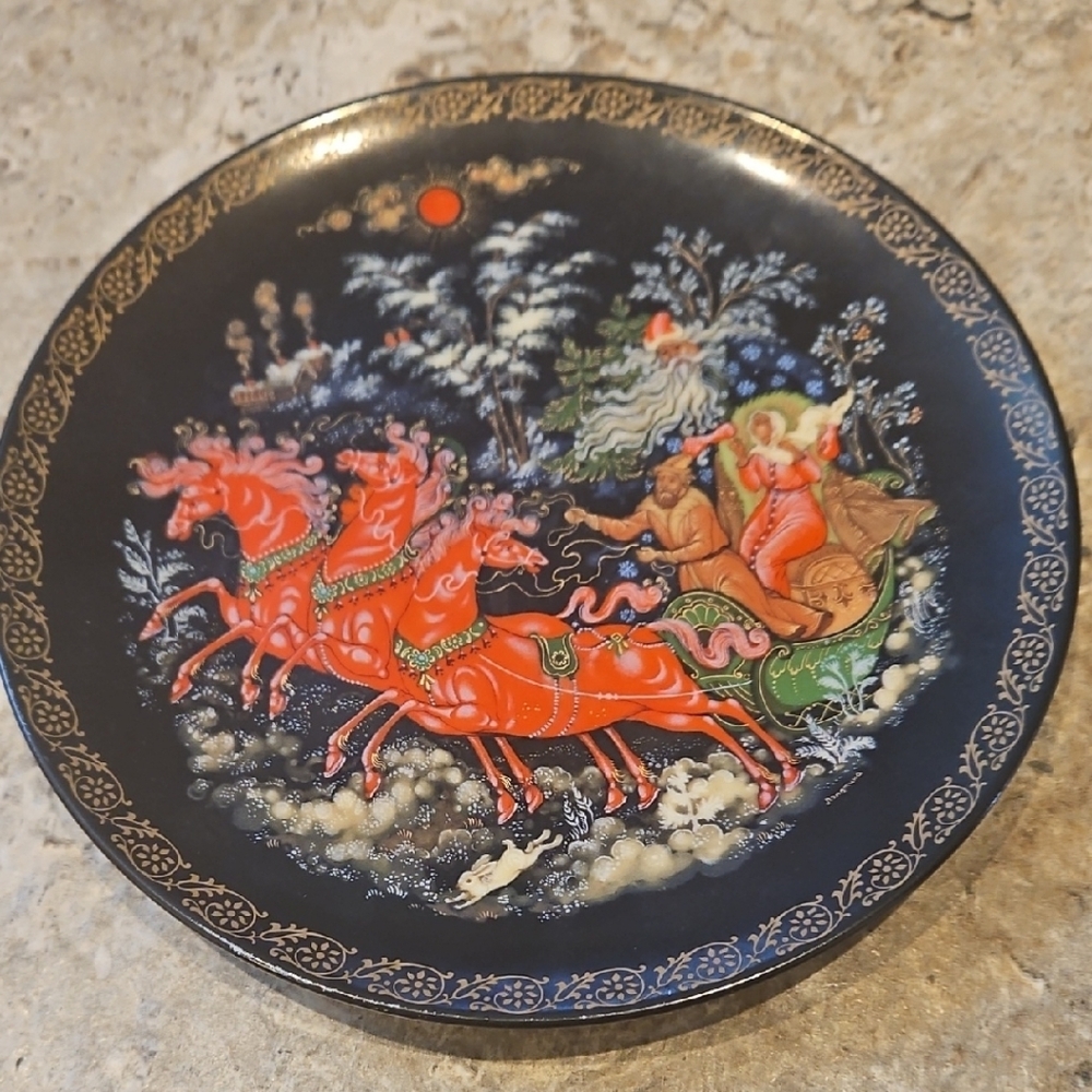 The Bradford Exchange Decorative Plate with Red and Black Design